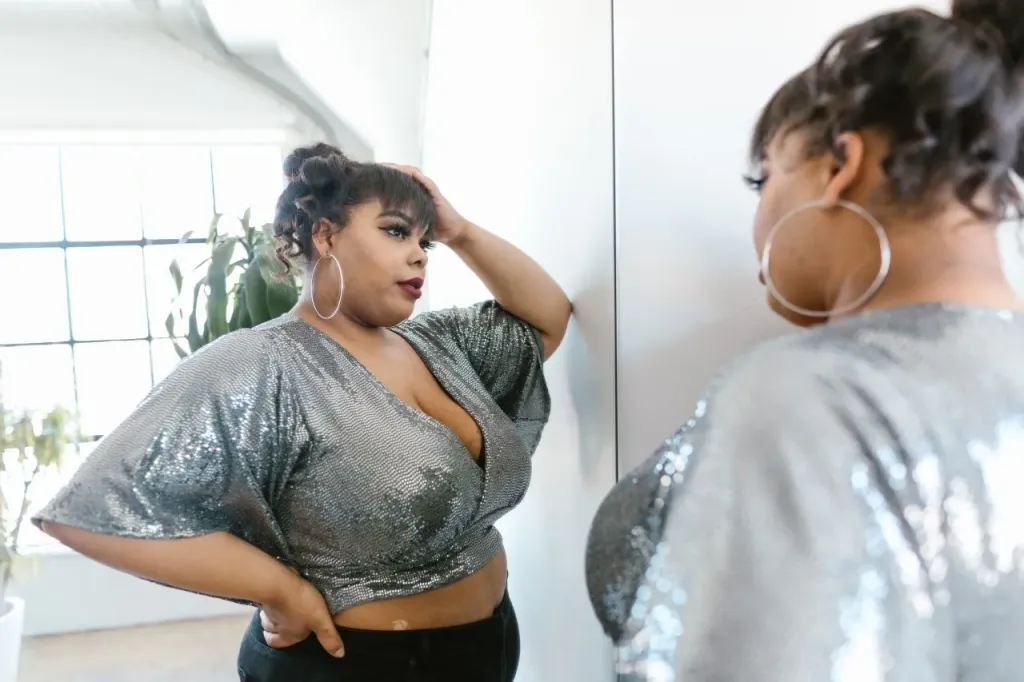Stroje kąpielowe plus size - czy można wyglądać stylowo i czuć się komfortowo?